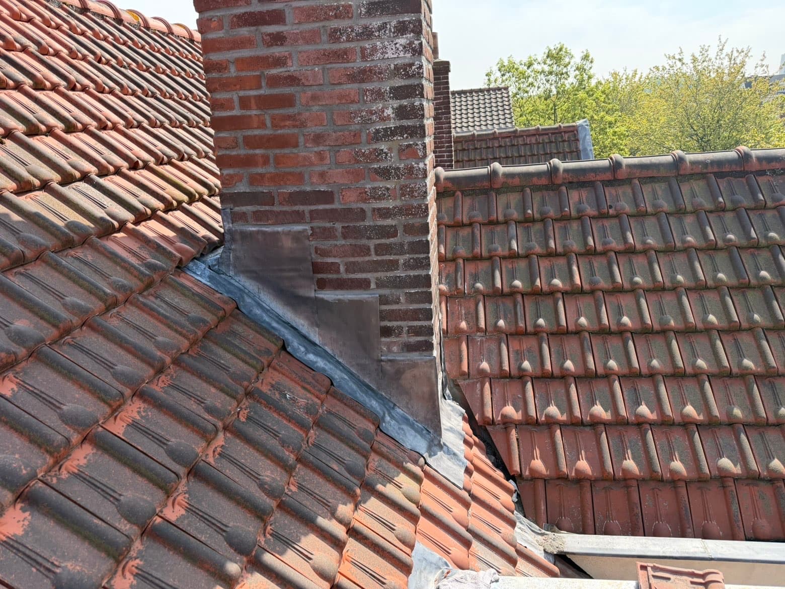 Schoorsteen renovatie met nieuw loodwerk – vakkundig uitgevoerd